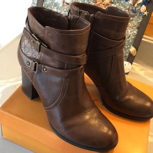 Sz 10 Unisa medium brown block heel zipper booties